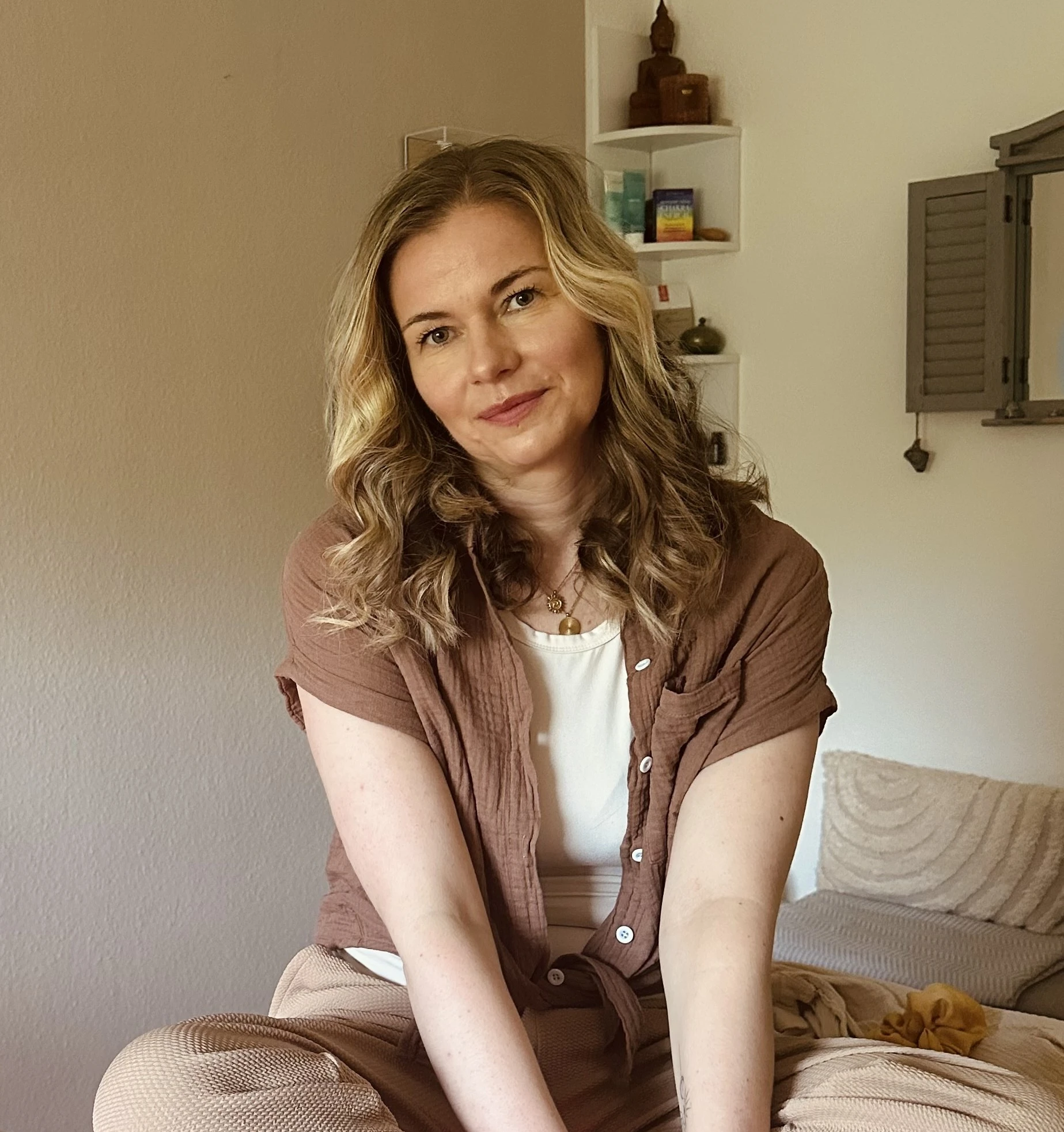 Porträt von Juliane in hellem Ambiente.